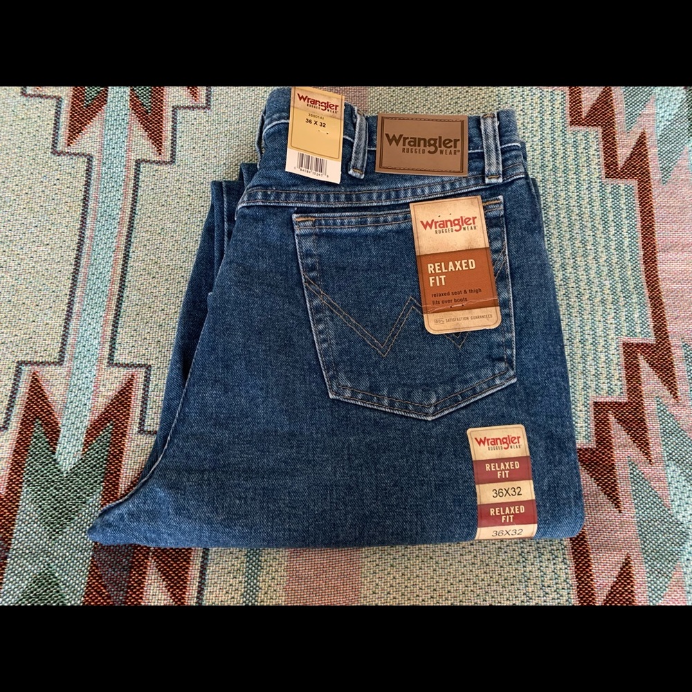 WRANGLER MENS “RUGGED WEAR” RELAXED FIT JEANS.
